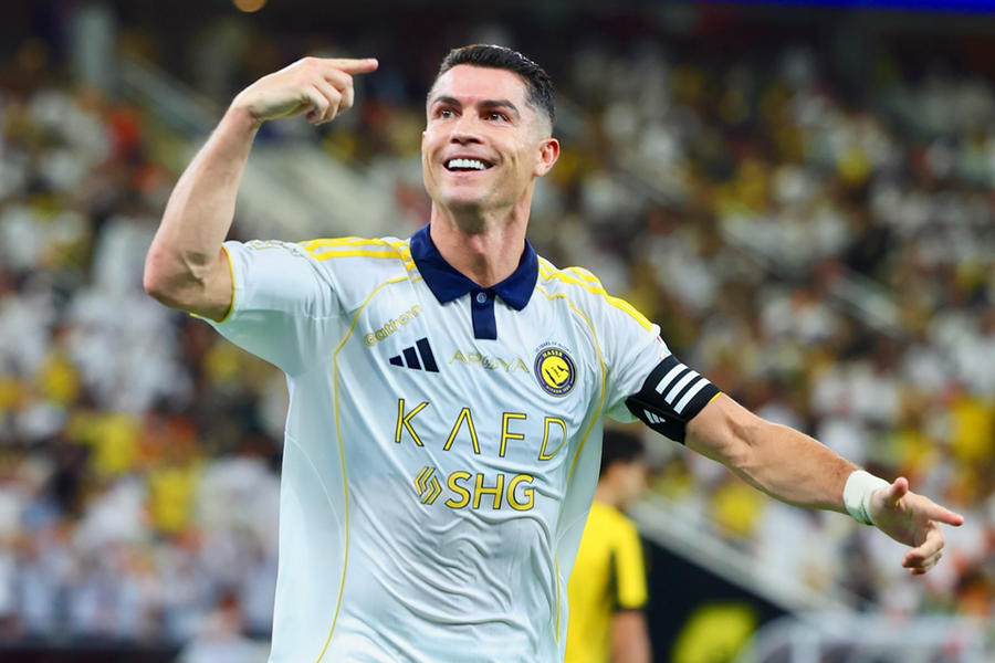 Cristiano Ronaldo trở thành cầu thủ bóng đá tỷ phú đầu tiên