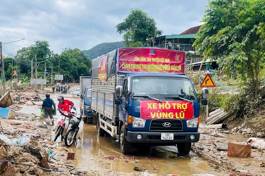 Đề nghị miễn phí xe chở hàng cứu trợ vùng lũ qua trạm BOT