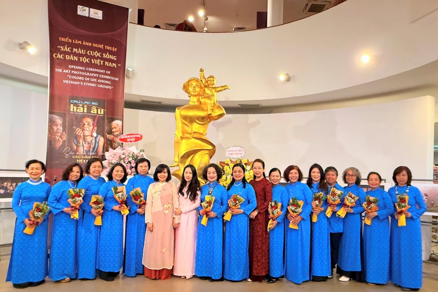 'Sắc màu cuộc sống các dân tộc Việt Nam': Dấu ấn 35 năm ống kính nữ Hải Âu