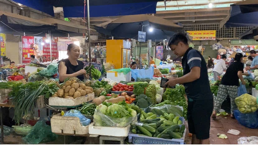 Giá rau xanh tại Hà Nội tăng đột biến sau bão Matmo