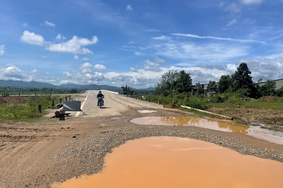 Quảng Ngãi: Đường dẫn dài hơn 1km thi công 6 năm chưa xong, dân “dài cổ” chờ ngày hoàn thành
