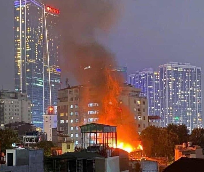 Hà Nội: Cháy nhà trong đêm ở phố Đê La Thành