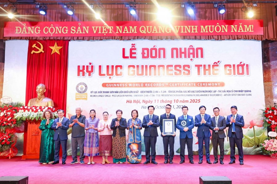 Bức tranh sơn mài về Chủ tịch Hồ Chí Minh xác lập kỷ lục thế giới