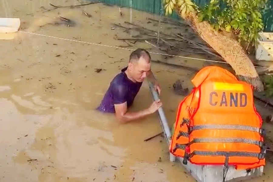 Bắc Ninh: Phó trưởng công an xã lặn xuống dòng nước lũ phá khóa cứu hai mẹ con bị mắc kẹt