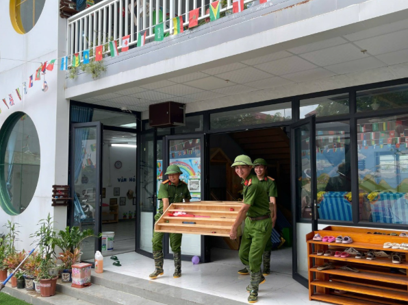 Công an xã ở Hà Nội hỗ trợ người dân trở về nhà, ổn định cuộc sống sau mưa lũ