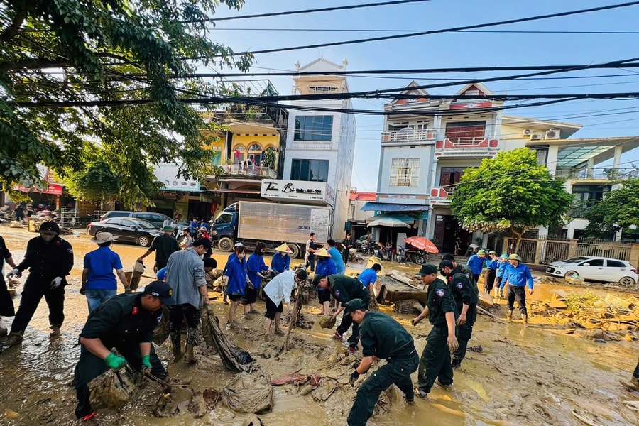 Thái Nguyên: Hàng nghìn sinh viên dọn bùn, tuyên truyền phòng dịch sau lũ