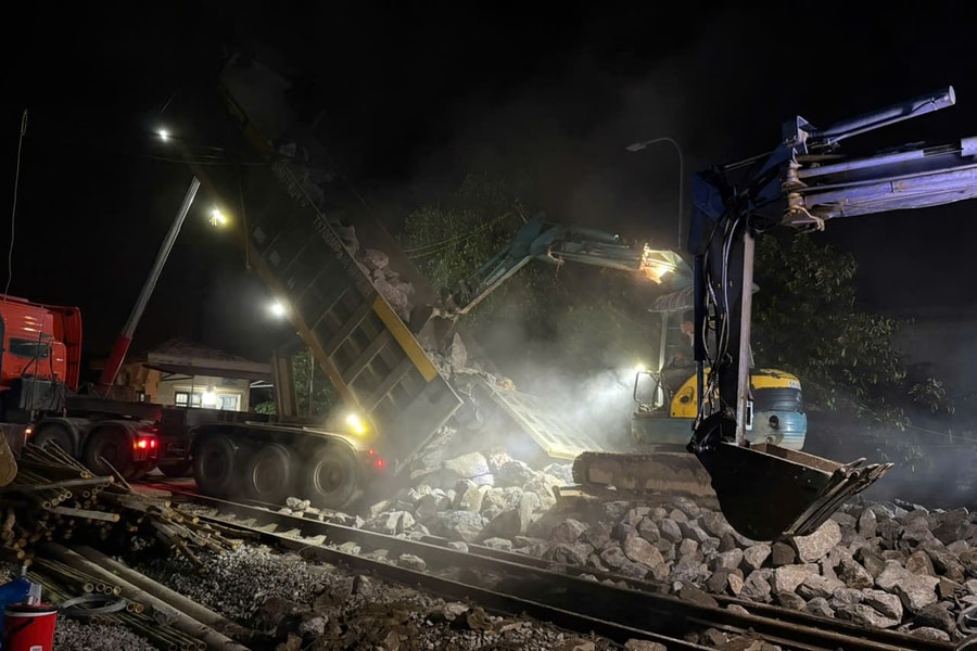 Hà Nội: Xuyên đêm khắc phục sự cố sạt lở nền đường sắt qua xã Trung Giã