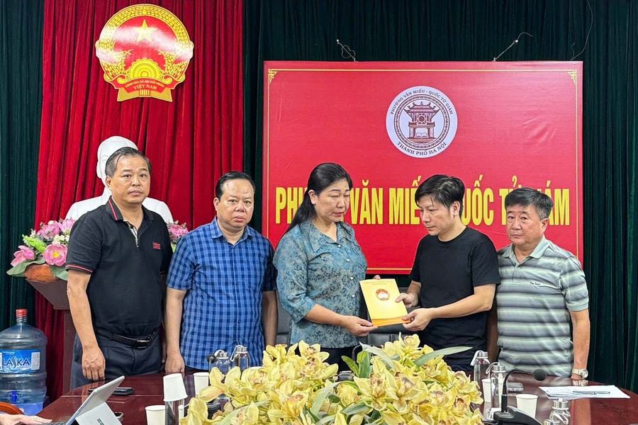 Chủ tịch Mặt trận TP Hà Nội thăm hỏi, trao hỗ trợ gia đình nạn nhân vụ cháy tại phường Văn Miếu - Quốc Tử Giám