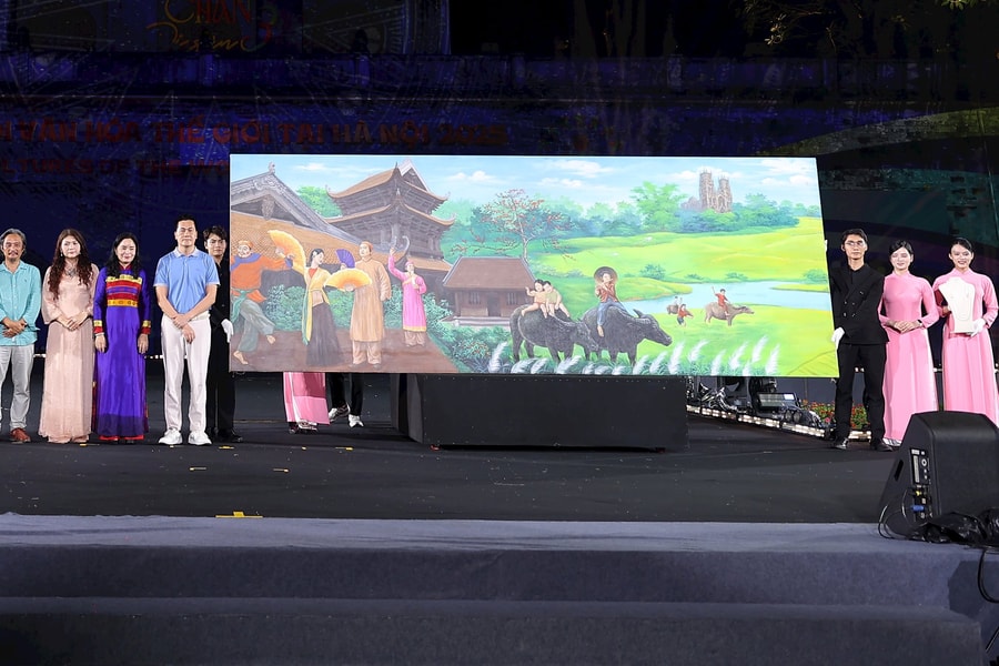 Toàn bộ 2,5 tỷ đồng thu được từ phiên đấu giá trong Lễ hội Văn hóa Thế giới tại Hà Nội sẽ được chuyển đến các địa phương chịu thiệt hại do mưa lũ