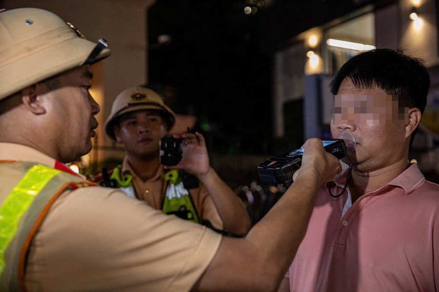 Kiểm tra nồng độ cồn cuối tuần ở Hà Nội, xử phạt hàng chục người vi phạm