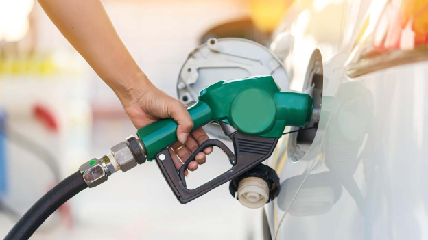 Xe gặp sự cố khi đổ nhầm dầu diesel vào động cơ xăng, xử lý ra sao?