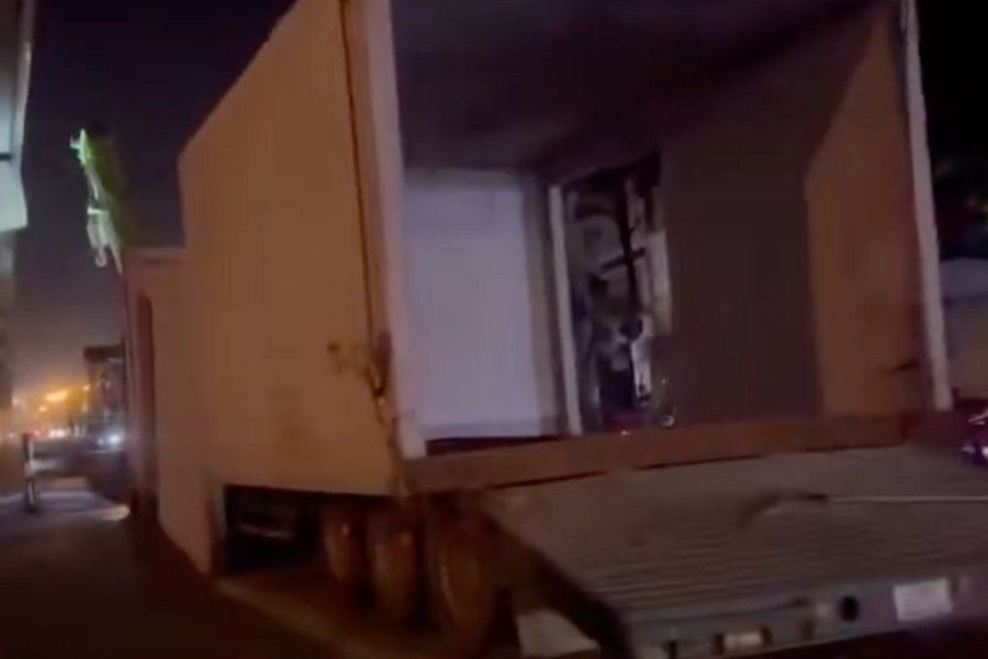 Hà Nội: Xe đầu kéo làm rơi khối bê tông giữa đường, CSGT xử lý trong đêm