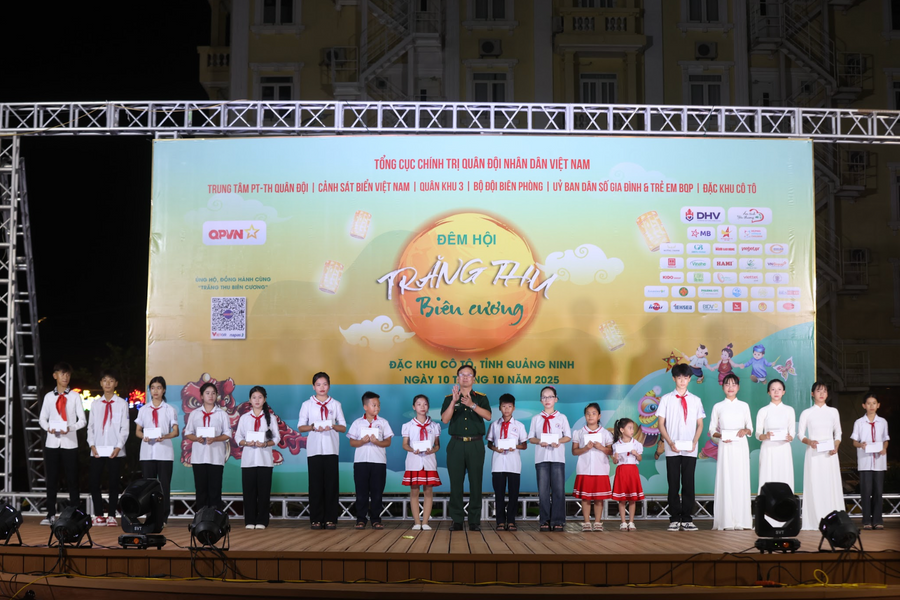 'Trăng thu biên cương' trao gần 3 tỷ đồng học bổng và quà tặng cho trẻ em vùng khó khăn