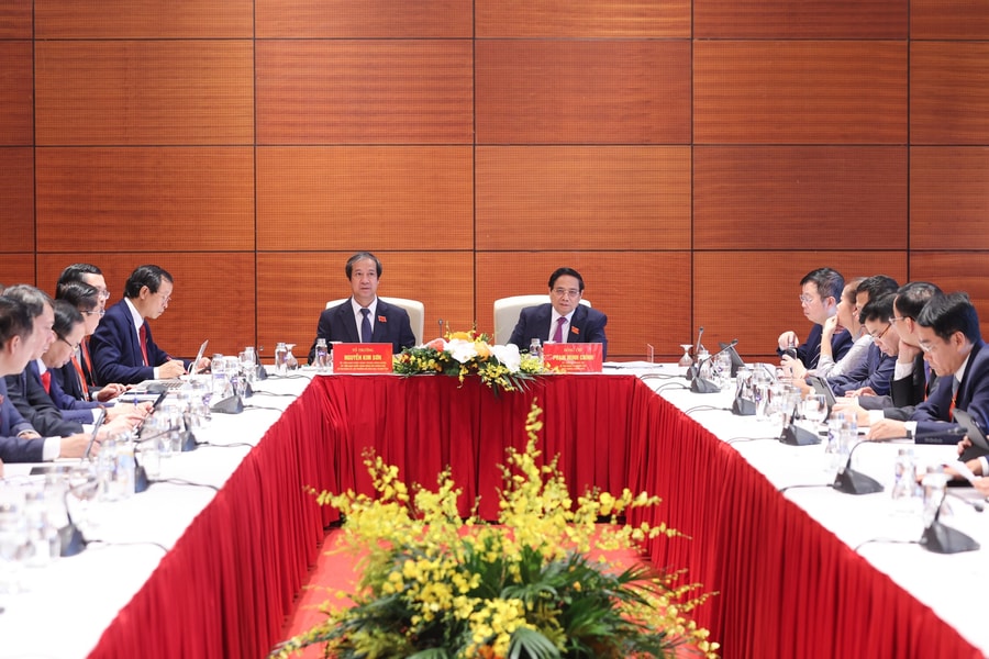 Đại hội Đảng bộ Chính phủ lần thứ I thảo luận tại tổ về các dự thảo văn kiện