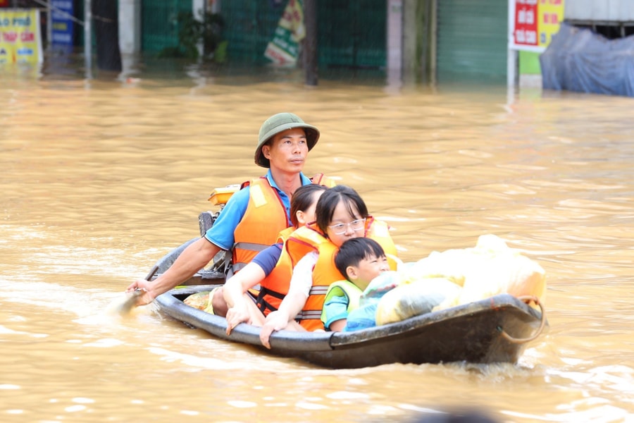 Bệnh viện C Thái Nguyên tiêm miễn phí vắc xin phòng uốn ván cho người dân