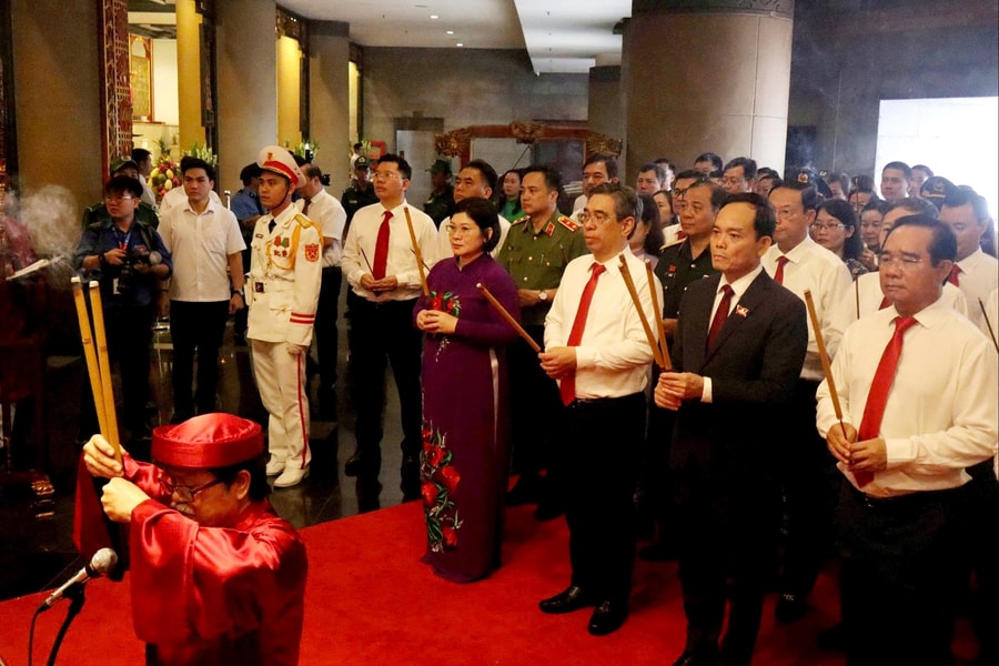 TP.HCM: Bí thư Trần Lưu Quang dâng hương tại Đền tưởng niệm các Vua Hùng, trải nghiệm tuyến Metro số 1