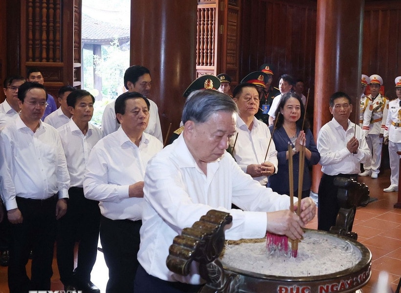 Tổng Bí thư Tô Lâm dâng hương tưởng nhớ Chủ tịch Hồ Chí Minh tại Nghệ An