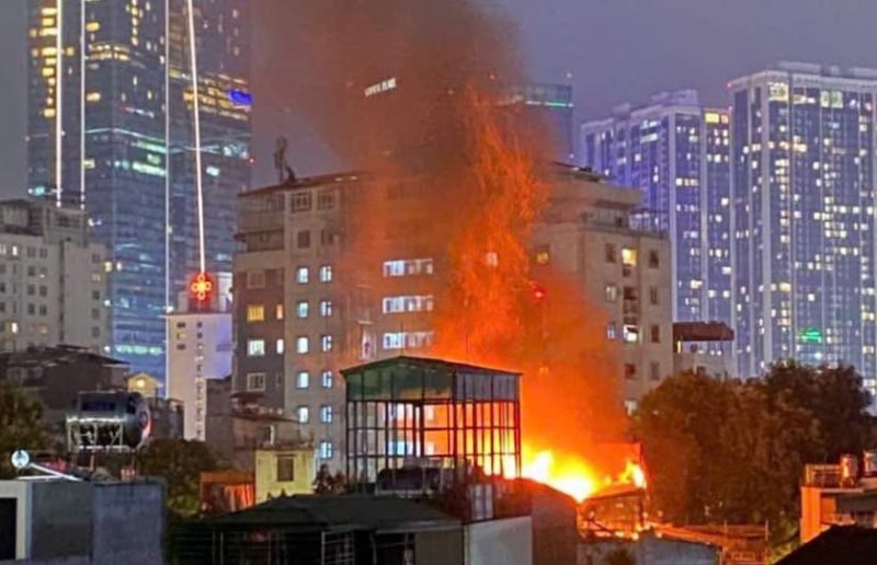 Vụ cháy lớn tại phố Đê La Thành: Khởi tố chủ nhà đốt rác trên tầng thượng