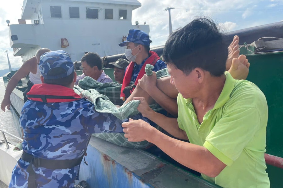 Bộ Tư lệnh Vùng Cảnh sát biển 1 hỗ trợ cấp cứu thuỷ thủ tàu hàng bị đột quỵ trên biển