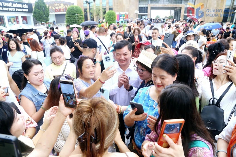 Cửa khẩu Quốc tế Móng Cái, Quảng Ninh đón đoàn khách du lịch MICE quy mô lớn