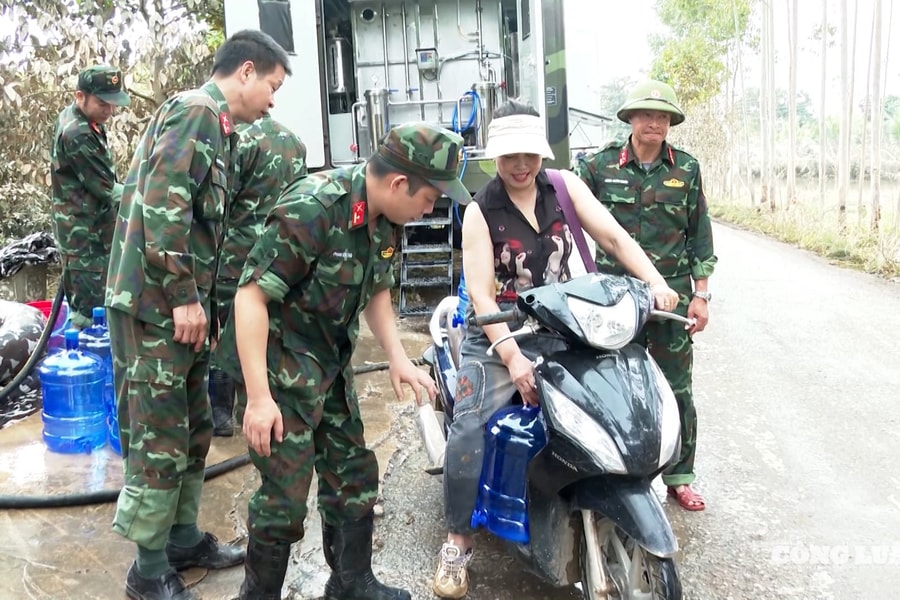 Ấm áp nghĩa tình quân dân nơi rốn lũ Bắc Ninh