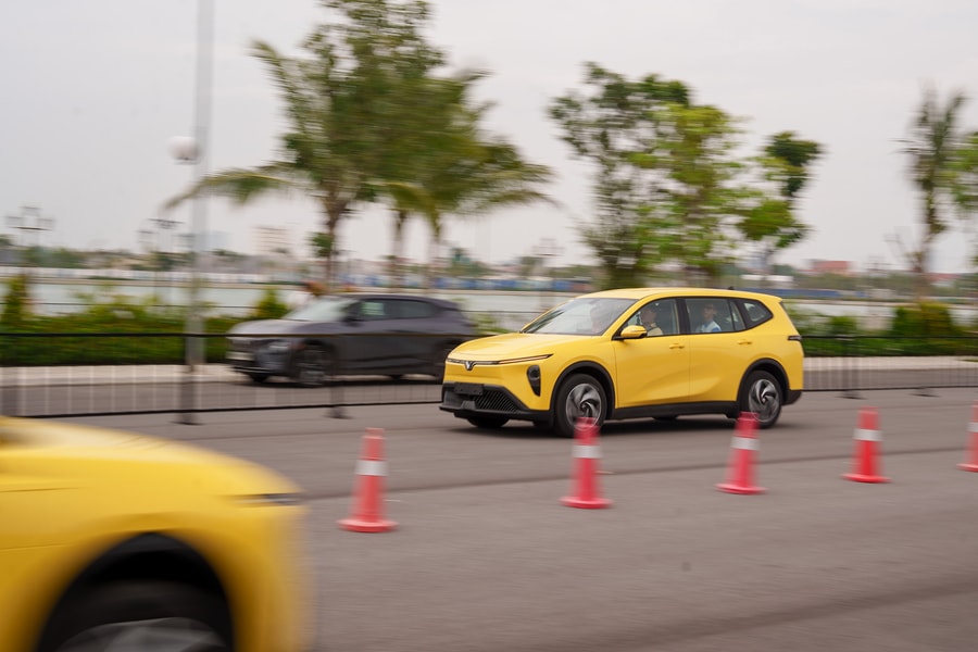 VinFast Limo Green vượt mặt Mitsubishi Xpander ngay chặng đầu xuất phát