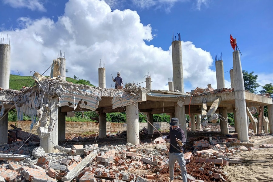 Gia Lai: Nhà rông tiền tỷ xây sai thiết kế, chắn ngang tầm núi lửa chính thức bị phá dỡ