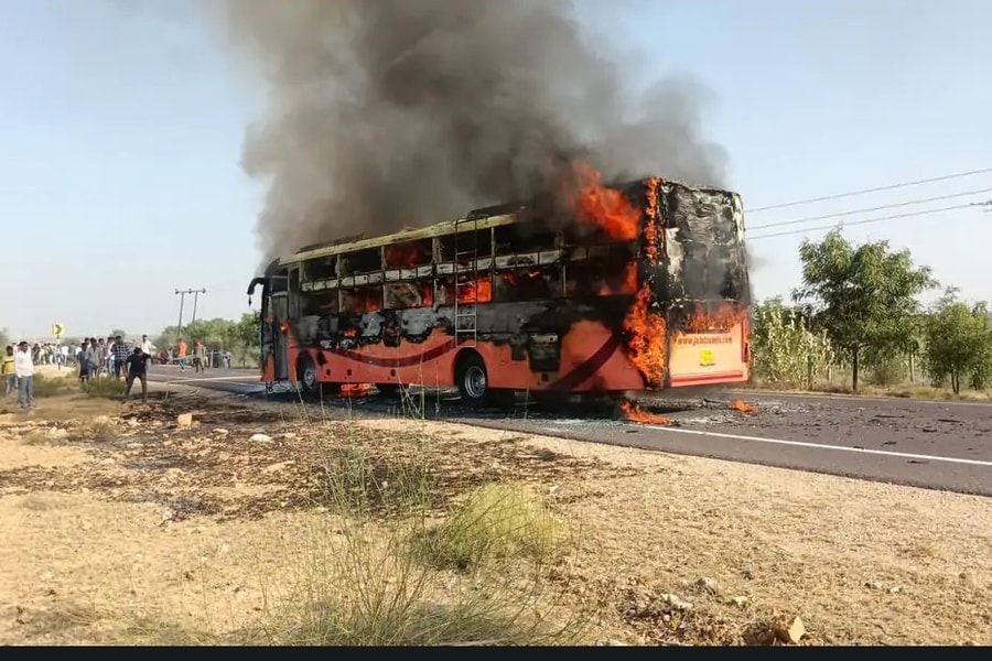 Video cháy xe khách kinh hoàng ở Ấn Độ, ít nhất 20 người thiệt mạng