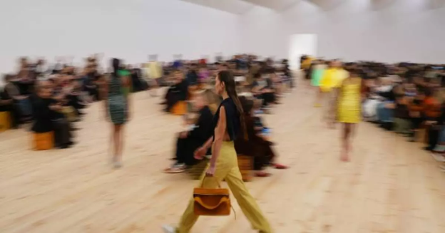 Gucci, Chloé, Loewe bị phạt 183 triệu USD vì thao túng giá