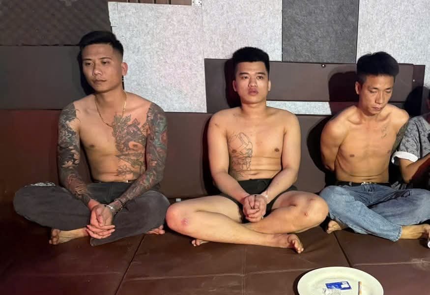 Công an đột kích quán karaoke, phát hiện chủ với khách đang cùng 'phê' ma túy