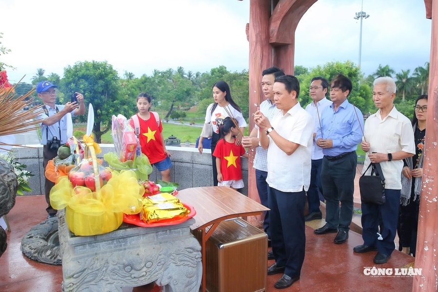 Đoàn công tác Hội Nhà báo Việt Nam tri ân các anh hùng liệt sĩ Thành cổ Quảng Trị