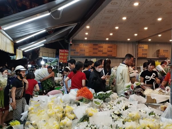 Chợ hoa Quảng An sôi động trở lại sau bão, tiểu thương “chạy đua” gom hàng cho dịp 20/10