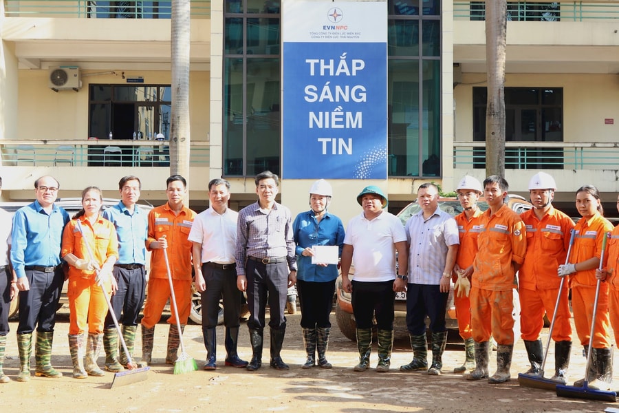 Đoàn công tác EVN và EVNNPC sẻ chia, động viên PC Thái Nguyên nỗ lực khắc phục hậu quả mưa lũ