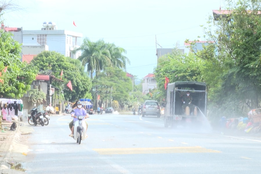 Bắc Ninh: Quân đội khẩn trương phun khử khuẩn, cấp thuốc miễn phí sau bão số 11