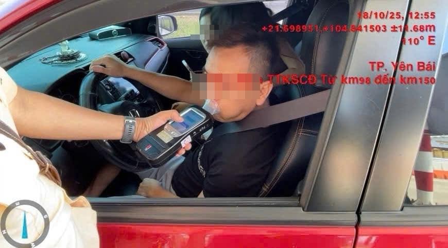 Tài xế chở gia đình trên cao tốc, vi phạm nồng độ cồn mức “kịch khung”