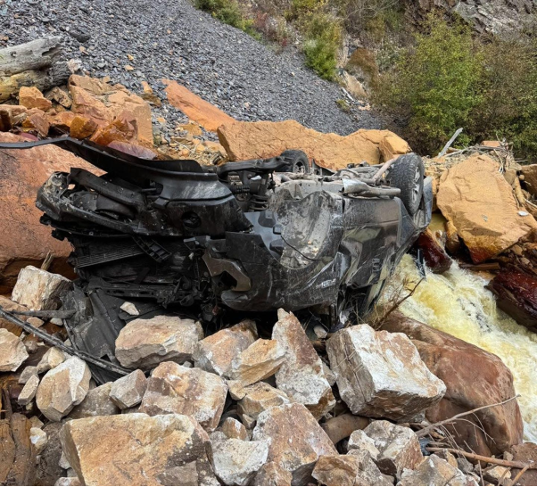 Tài xế Ford F-150 sống sót kỳ diệu sau cú rơi 300 mét