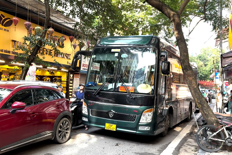 Phố cổ Hà Nội lại ùn tắc sau 6 tháng thí điểm cấm xe trên 16 chỗ vào giờ cao điểm