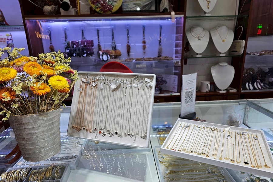 Giá vàng chạm 150 triệu đồng/lượng, quà bình dân 'lên ngôi' dịp 20/10