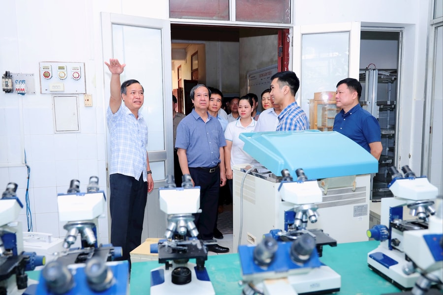 Bộ trưởng Nguyễn Kim Sơn yêu cầu cấp đủ 3.600 bộ sách giáo khoa còn thiếu cho học sinh Thái Nguyên