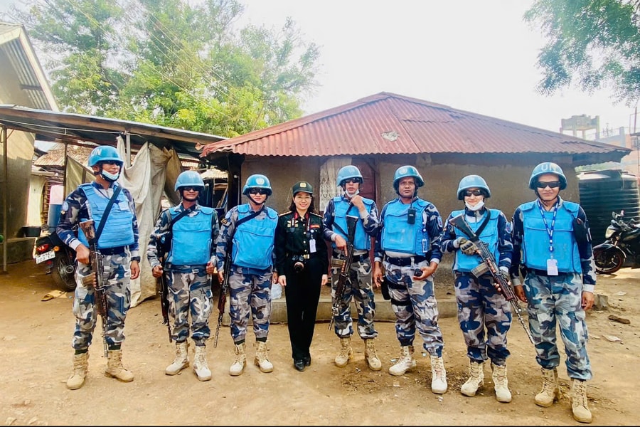 Những ngày viết trong hơi nóng và tiếng súng...