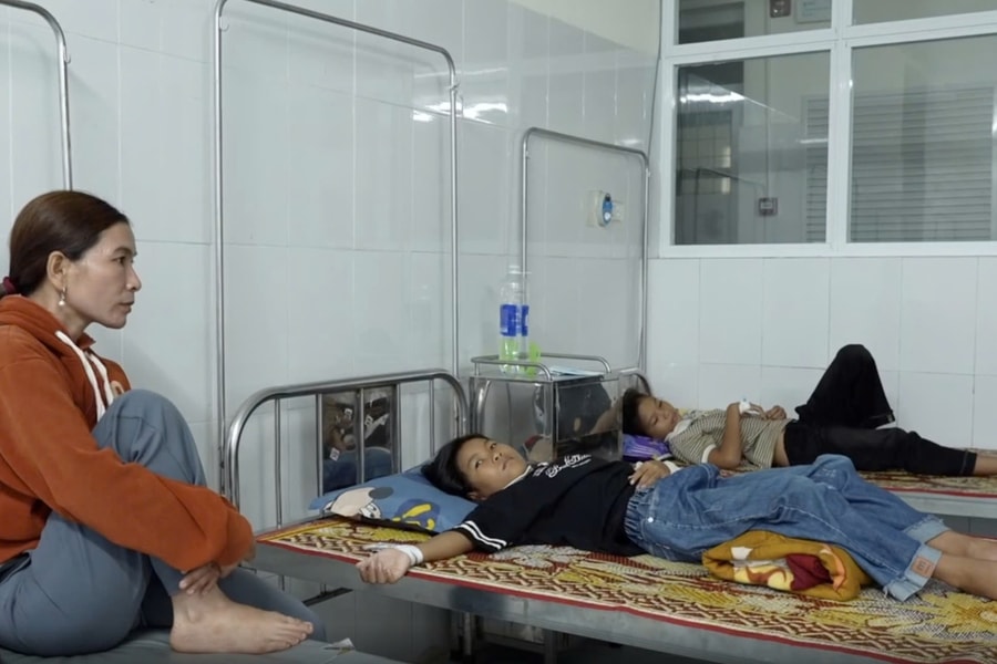 Vụ 40 học sinh bị ngộ độc: Phụ huynh phản đối gay gắt, Phó hiệu trưởng đứng trước nguy cơ bị kỷ luật