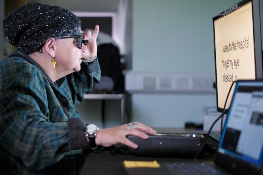 Cấy ghép mắt điện tử giúp bệnh nhân mù có thể đọc trở lại