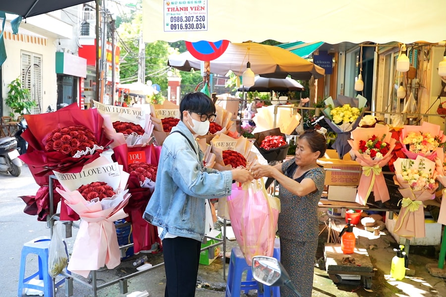Thị trường hoa tươi sôi động trong ngày Phụ nữ Việt Nam
