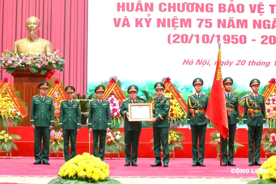 Báo Quân đội nhân dân đón nhận Huân chương Bảo vệ Tổ quốc hạng Ba và kỷ niệm 75 năm Ngày truyền thống