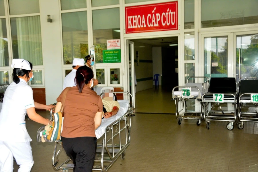Không có người thân đi cùng, bệnh viện có được từ chối cấp cứu?