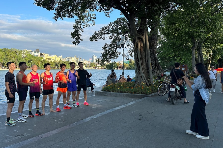 Người Hà Nội dậy sớm đón không khí lạnh đầu mùa