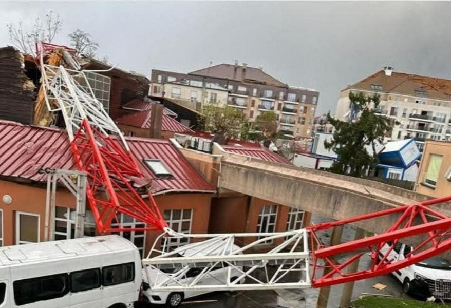 Lốc xoáy làm đổ loạt cần cẩu ở Paris, nhiều người thương vong