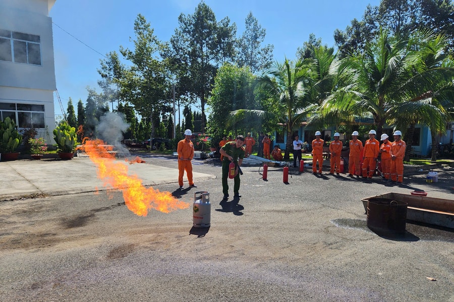 Những lưu ý khi sử dụng điện tại Văn phòng để đề phòng cháy nổ