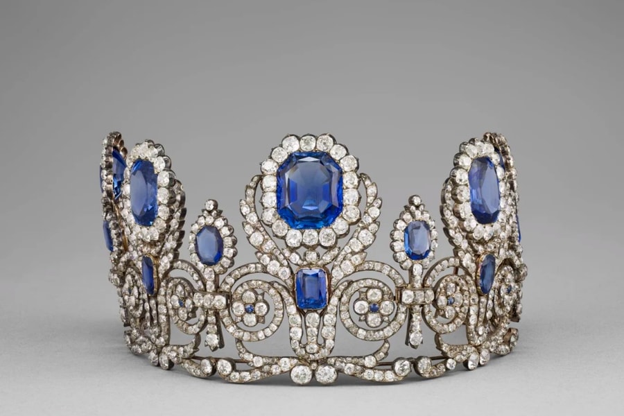 Số trang sức bị trộm tại Bảo tàng Louvre ước tính trị giá 102 triệu USD