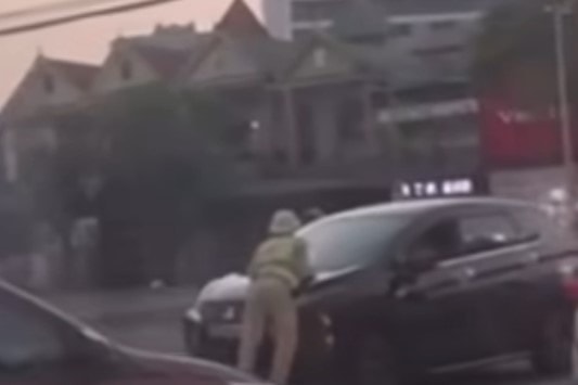 Tài xế ở Nghệ An lái ôtô tông thẳng cảnh sát giao thông, bị tạm giữ điều tra